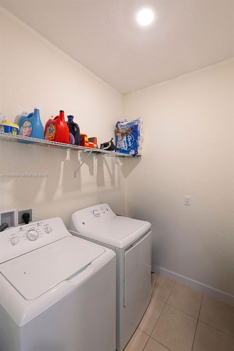 En Venta: $575,000 (4 camas, 3 baños, 2275 Pies cuadrados)