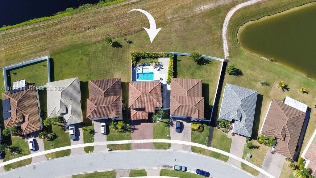 En Venta: $575,000 (4 camas, 3 baños, 2275 Pies cuadrados)