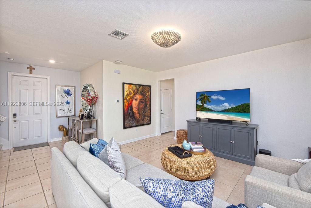 En Venta: $575,000 (4 camas, 3 baños, 2275 Pies cuadrados)