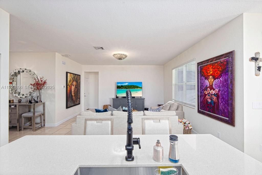 En Venta: $575,000 (4 camas, 3 baños, 2275 Pies cuadrados)