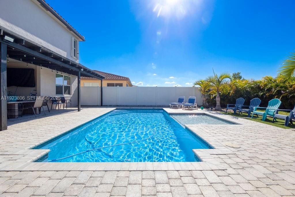 En Venta: $575,000 (4 camas, 3 baños, 2275 Pies cuadrados)