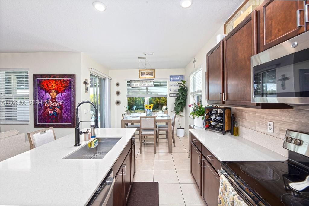 En Venta: $575,000 (4 camas, 3 baños, 2275 Pies cuadrados)