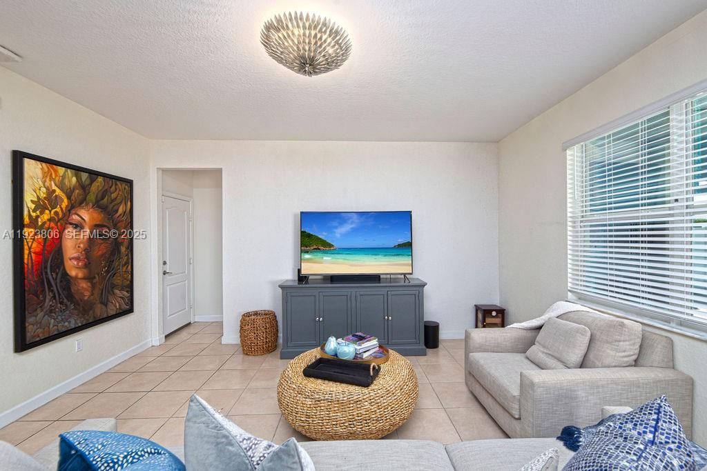 En Venta: $575,000 (4 camas, 3 baños, 2275 Pies cuadrados)