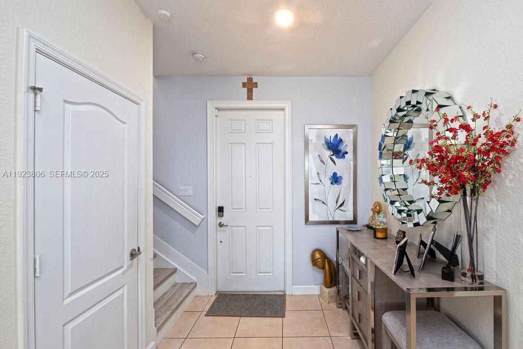 En Venta: $575,000 (4 camas, 3 baños, 2275 Pies cuadrados)