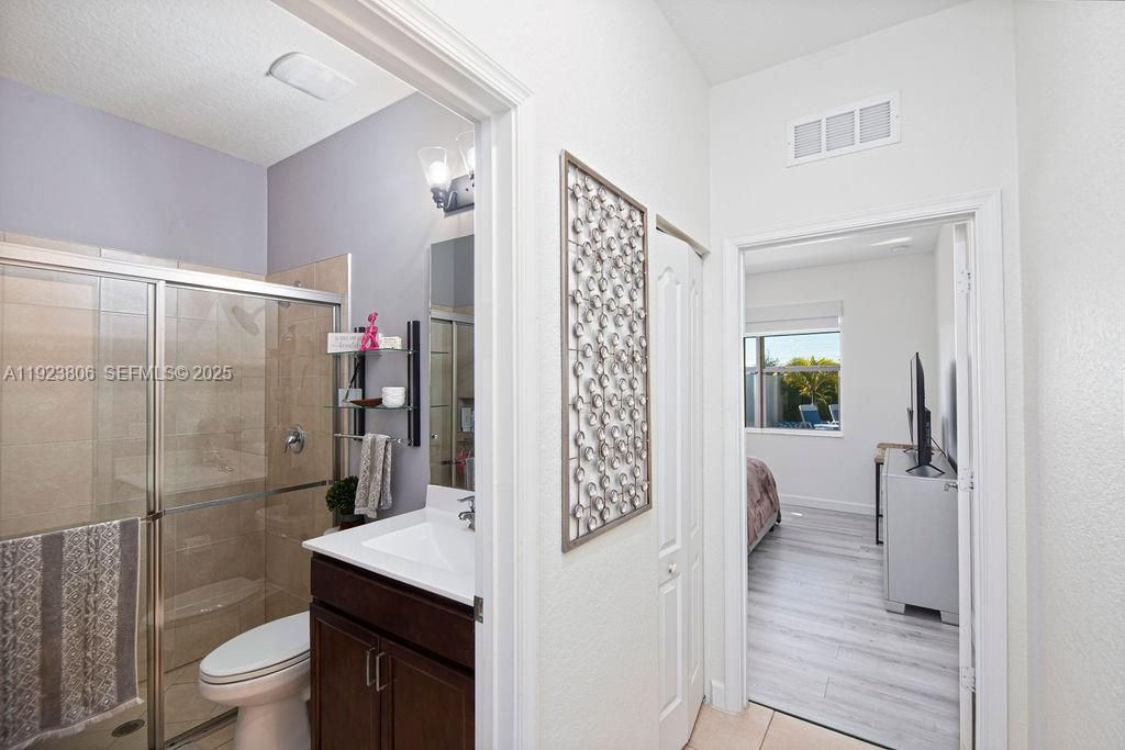 En Venta: $575,000 (4 camas, 3 baños, 2275 Pies cuadrados)