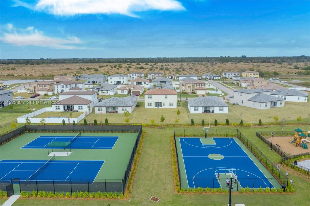 En Venta: $575,000 (4 camas, 3 baños, 2275 Pies cuadrados)