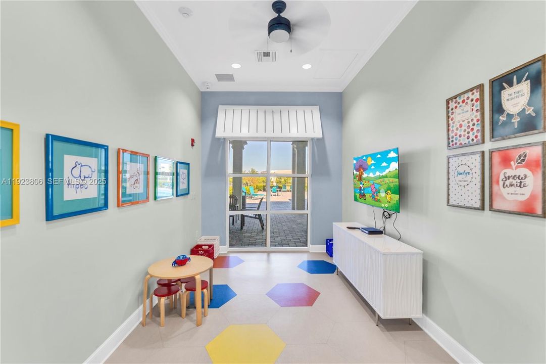 En Venta: $575,000 (4 camas, 3 baños, 2275 Pies cuadrados)