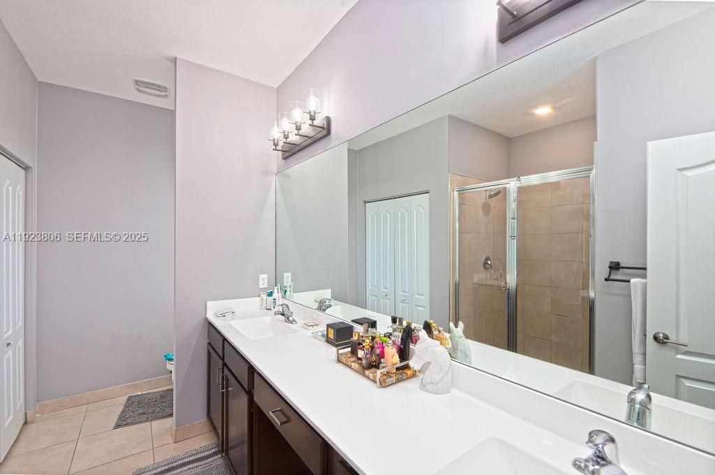 En Venta: $575,000 (4 camas, 3 baños, 2275 Pies cuadrados)