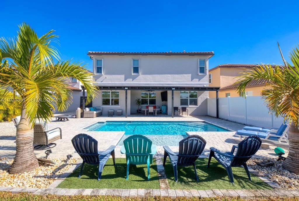 En Venta: $575,000 (4 camas, 3 baños, 2275 Pies cuadrados)