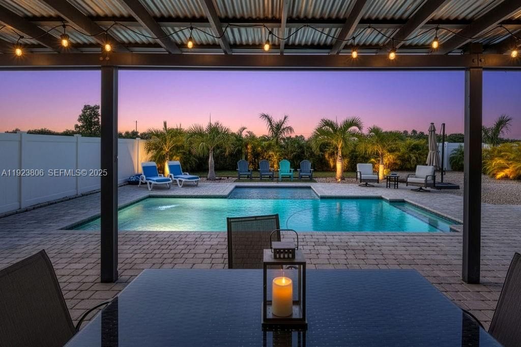 En Venta: $575,000 (4 camas, 3 baños, 2275 Pies cuadrados)