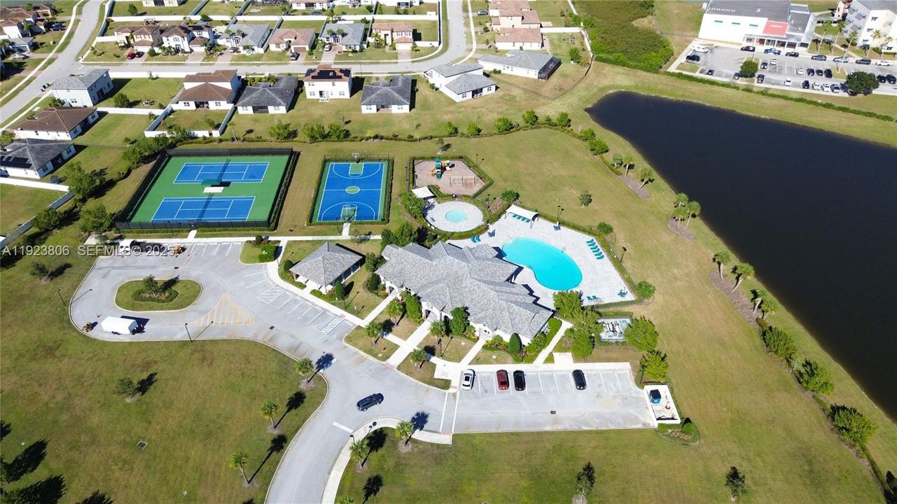 En Venta: $575,000 (4 camas, 3 baños, 2275 Pies cuadrados)