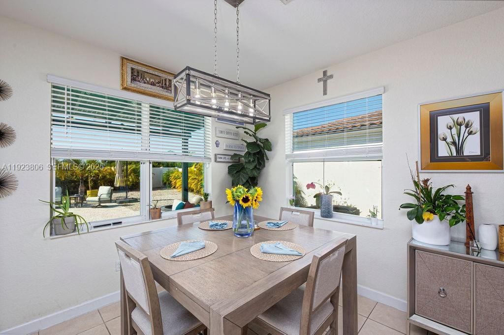 En Venta: $575,000 (4 camas, 3 baños, 2275 Pies cuadrados)