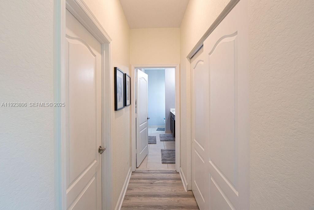 En Venta: $575,000 (4 camas, 3 baños, 2275 Pies cuadrados)