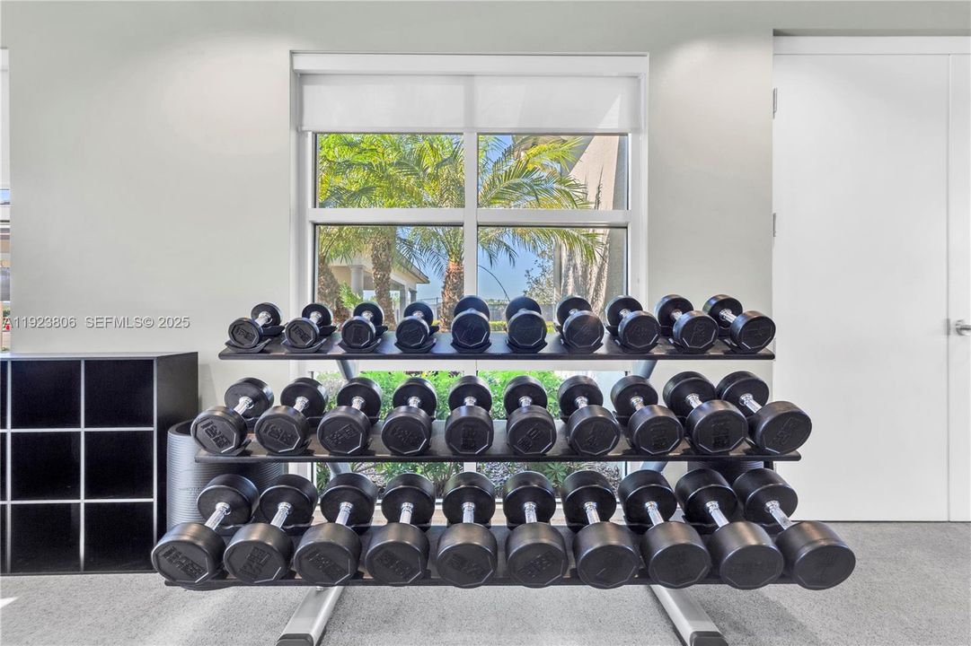 En Venta: $575,000 (4 camas, 3 baños, 2275 Pies cuadrados)