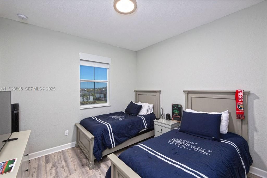 En Venta: $575,000 (4 camas, 3 baños, 2275 Pies cuadrados)