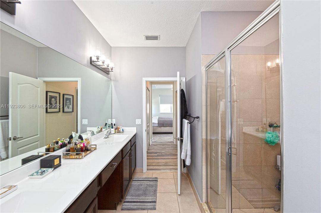 En Venta: $575,000 (4 camas, 3 baños, 2275 Pies cuadrados)