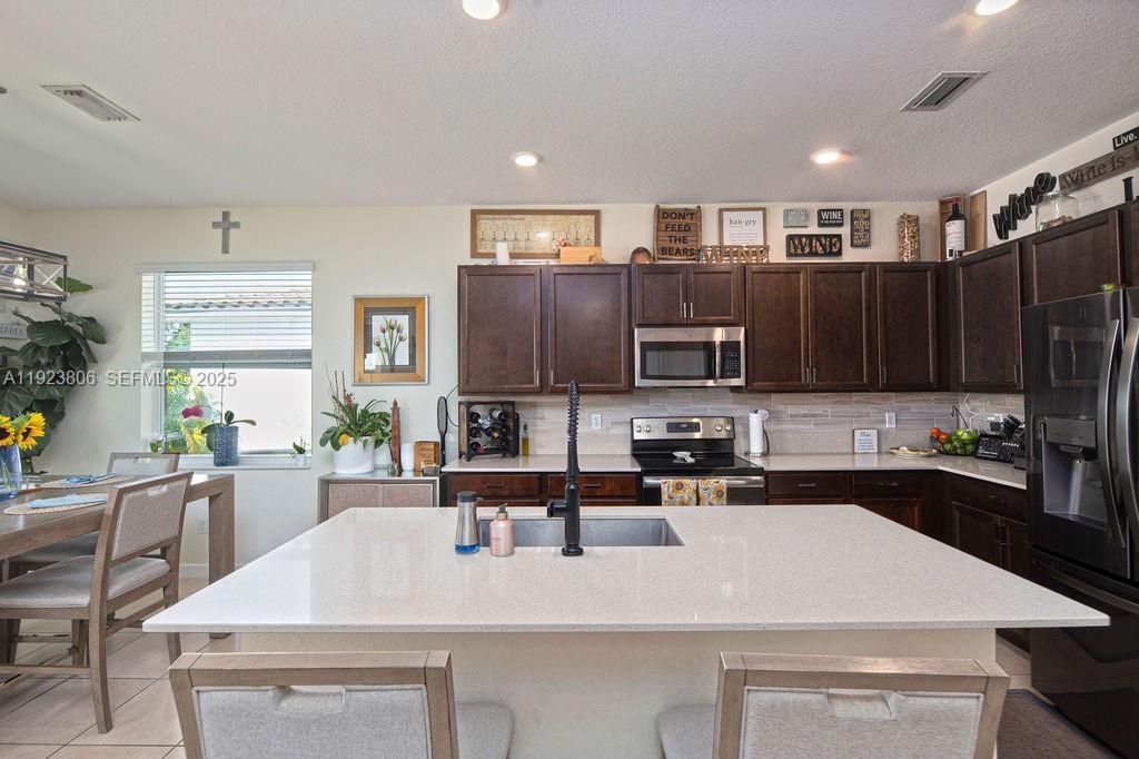 En Venta: $575,000 (4 camas, 3 baños, 2275 Pies cuadrados)