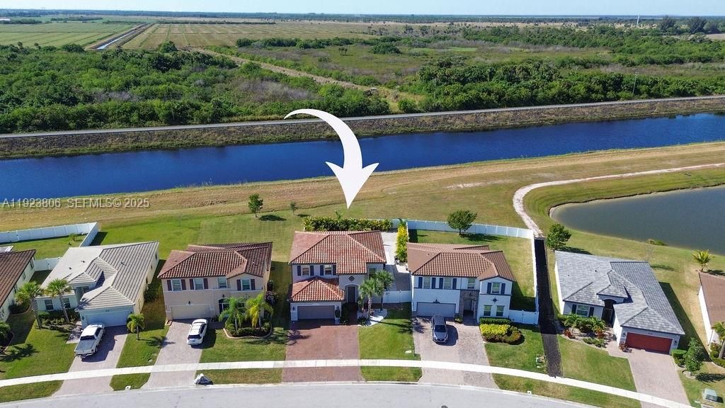 En Venta: $575,000 (4 camas, 3 baños, 2275 Pies cuadrados)