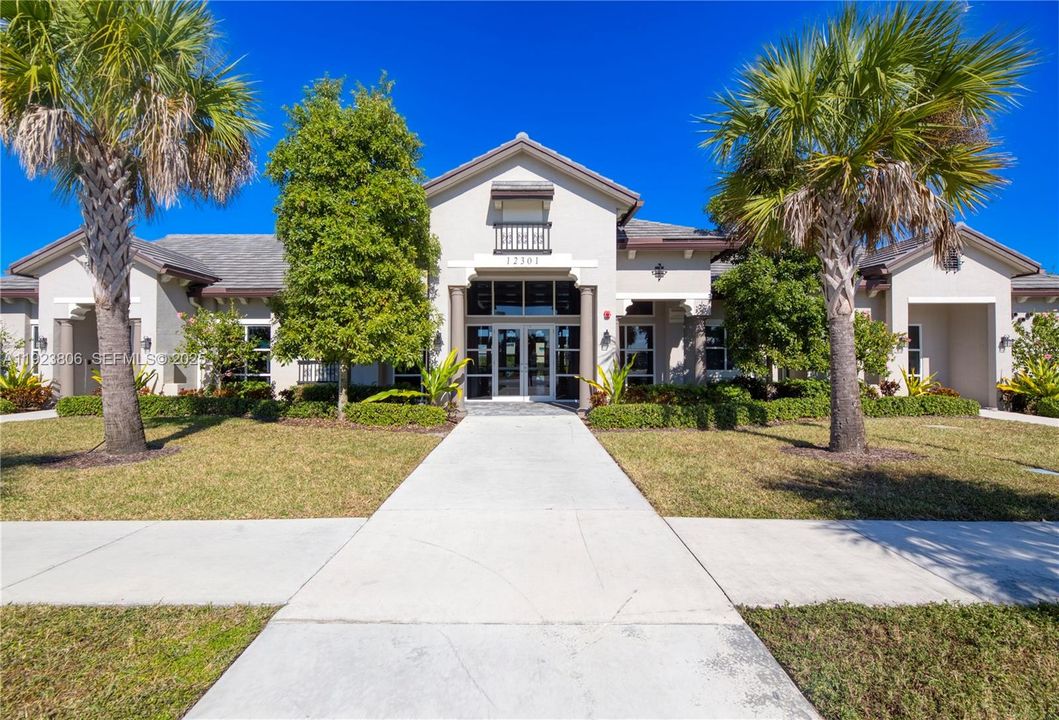 En Venta: $575,000 (4 camas, 3 baños, 2275 Pies cuadrados)