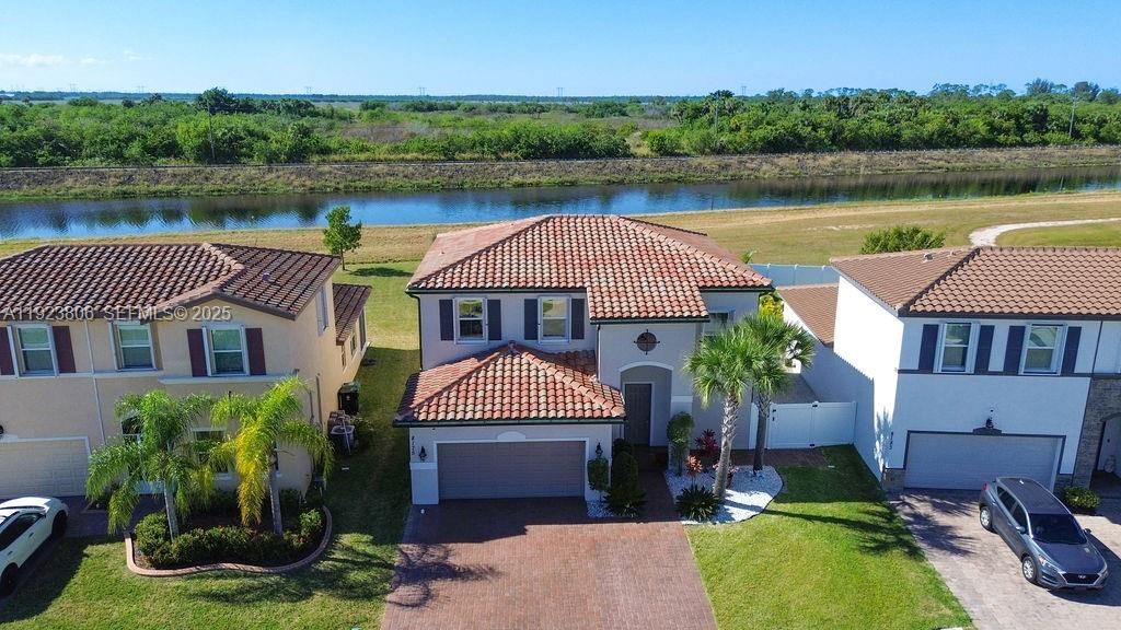 En Venta: $575,000 (4 camas, 3 baños, 2275 Pies cuadrados)