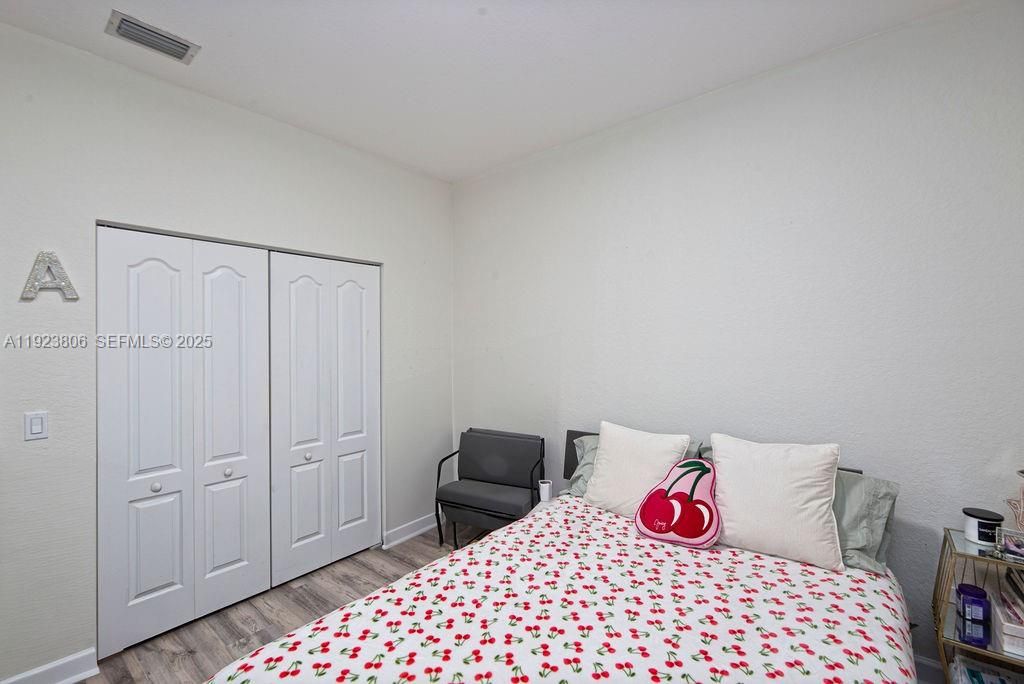 En Venta: $575,000 (4 camas, 3 baños, 2275 Pies cuadrados)