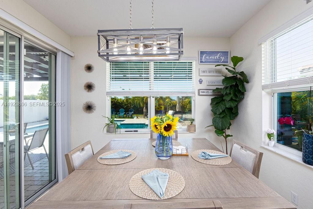 En Venta: $575,000 (4 camas, 3 baños, 2275 Pies cuadrados)