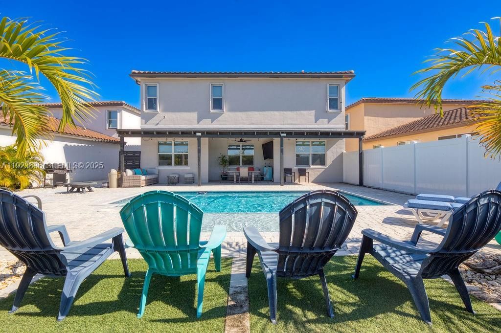 En Venta: $575,000 (4 camas, 3 baños, 2275 Pies cuadrados)