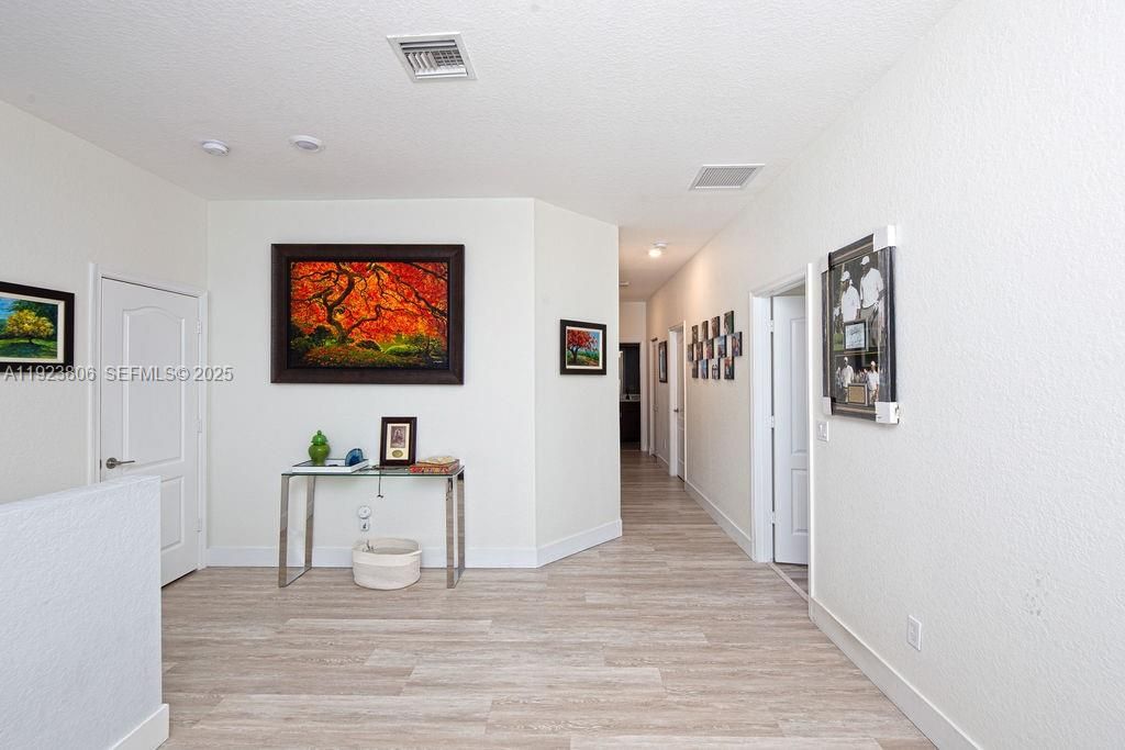 En Venta: $575,000 (4 camas, 3 baños, 2275 Pies cuadrados)