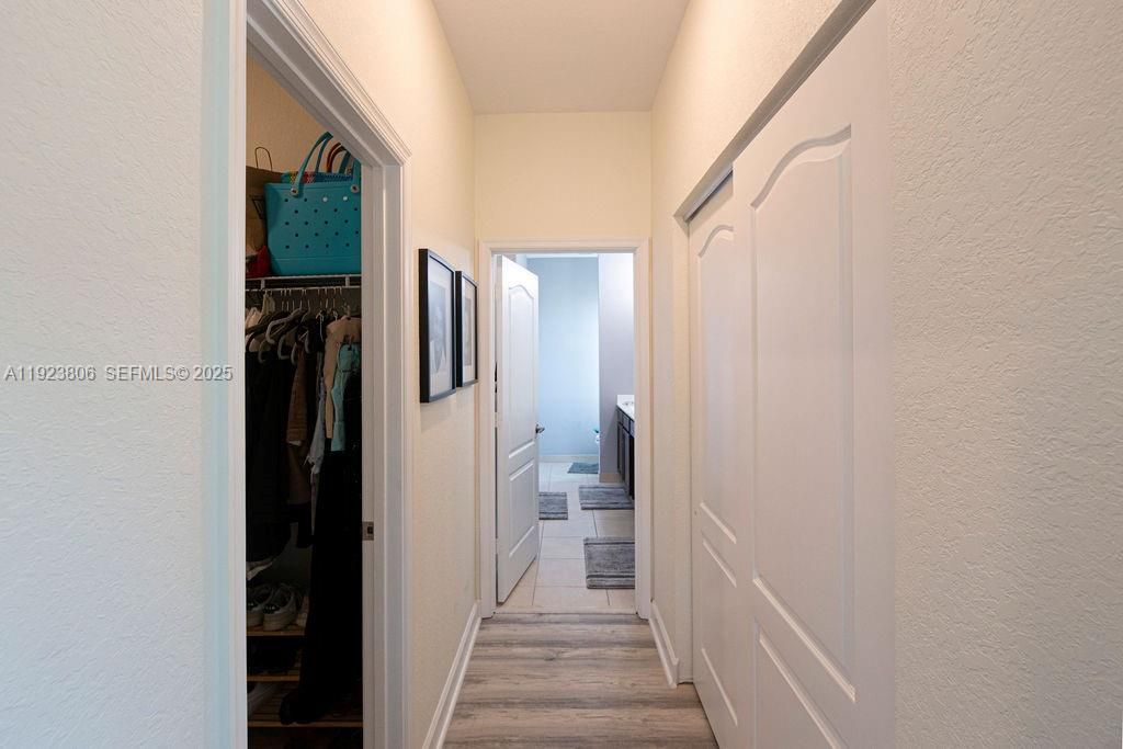 En Venta: $575,000 (4 camas, 3 baños, 2275 Pies cuadrados)