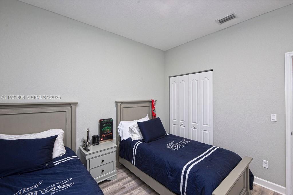 En Venta: $575,000 (4 camas, 3 baños, 2275 Pies cuadrados)