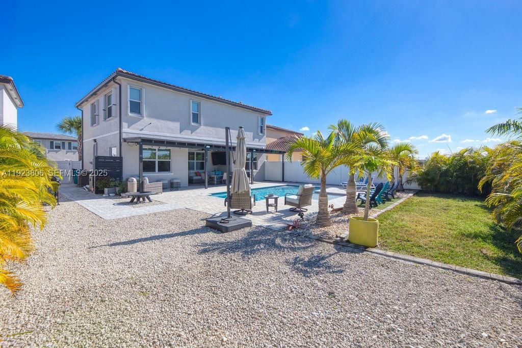 En Venta: $575,000 (4 camas, 3 baños, 2275 Pies cuadrados)