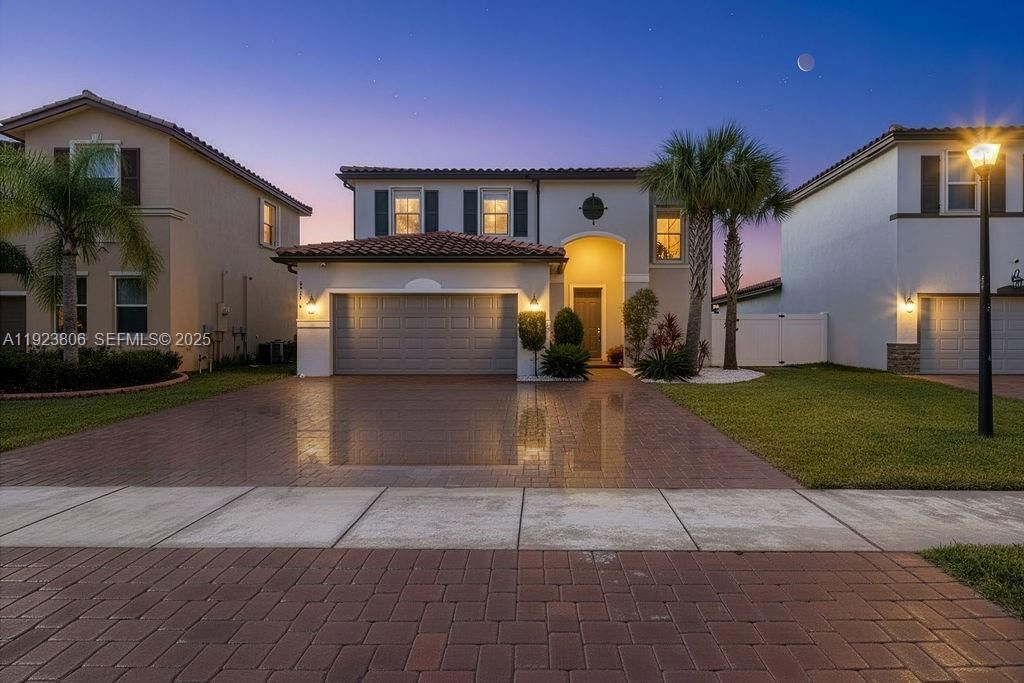 En Venta: $575,000 (4 camas, 3 baños, 2275 Pies cuadrados)