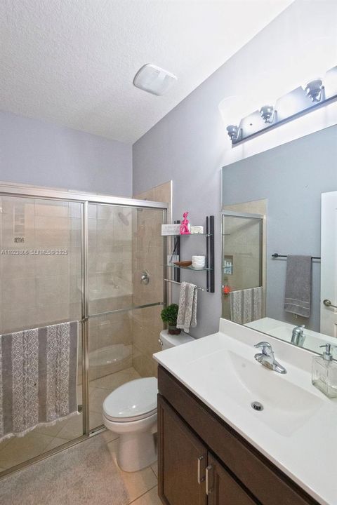 En Venta: $575,000 (4 camas, 3 baños, 2275 Pies cuadrados)