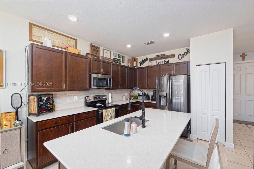 En Venta: $575,000 (4 camas, 3 baños, 2275 Pies cuadrados)