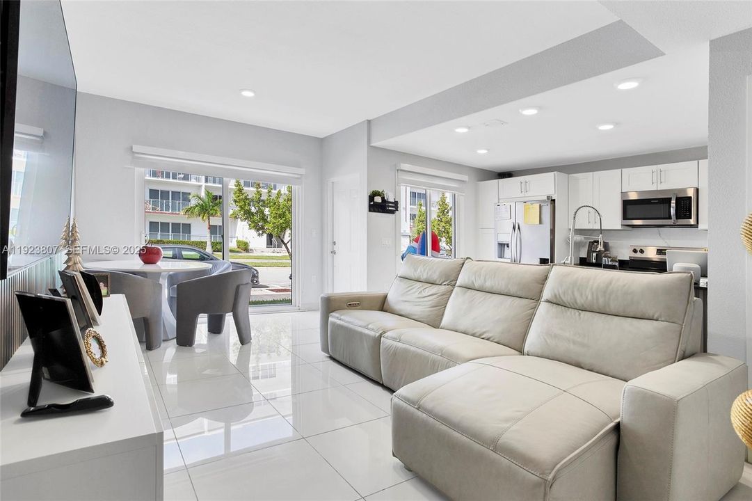 For Rent: $2,800 (4 beds, 3 baths, 1434 Square Feet)