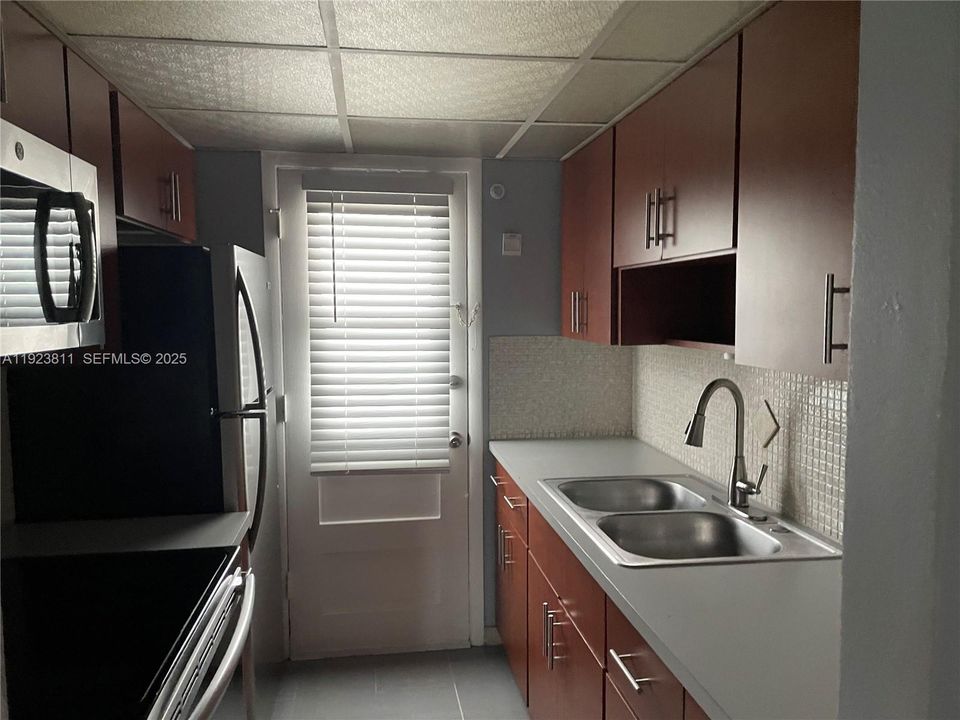 For Rent: $1,550 (1 beds, 1 baths, 617 Square Feet)