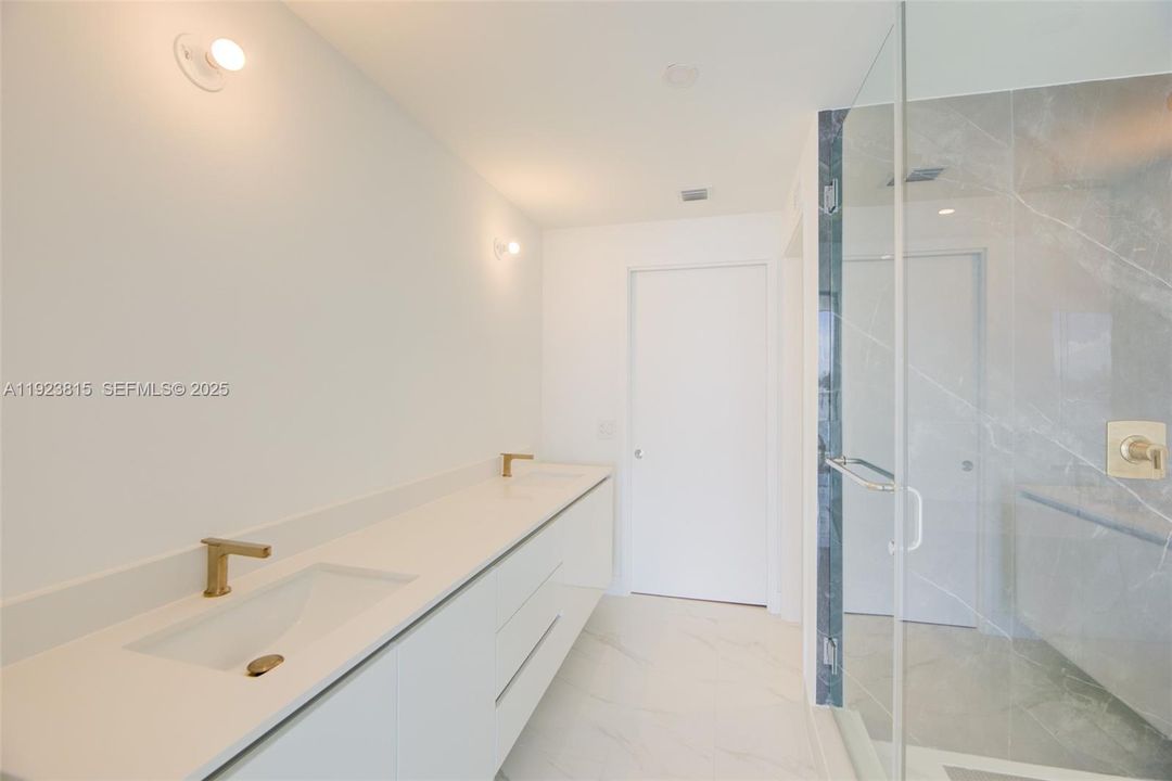 For Rent: $8,600 (3 beds, 3 baths, 1618 Square Feet)