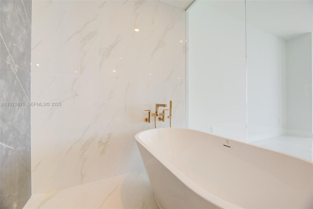 For Rent: $8,600 (3 beds, 3 baths, 1618 Square Feet)