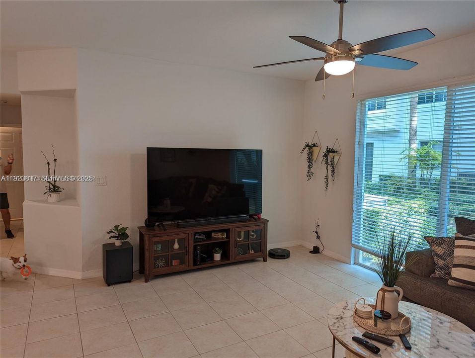 出租: $3,000 (3 贝兹, 2 浴室, 1426 平方英尺)