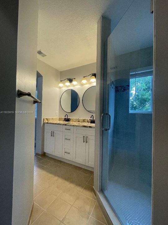 En Renta: $2,600 (3 camas, 2 baños, 1560 Pies cuadrados)