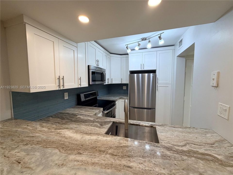 For Rent: $2,000 (1 beds, 1 baths, 659 Square Feet)