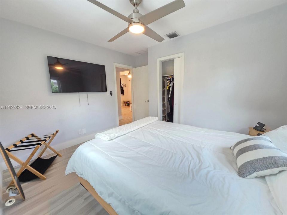 For Rent: $3,300 (3 beds, 2 baths, 982 Square Feet)