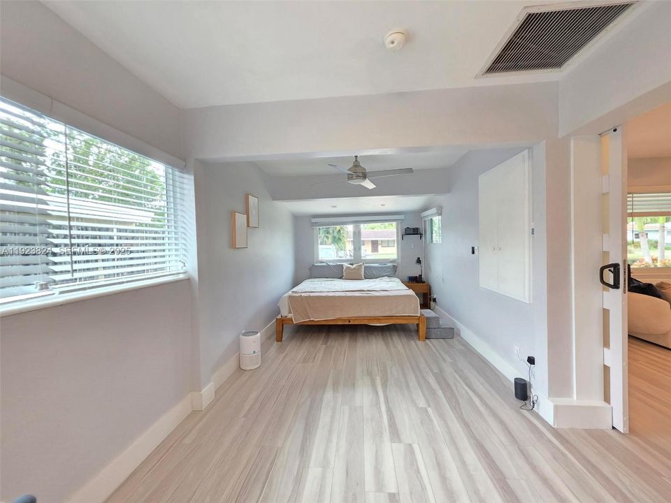 For Rent: $3,300 (3 beds, 2 baths, 982 Square Feet)