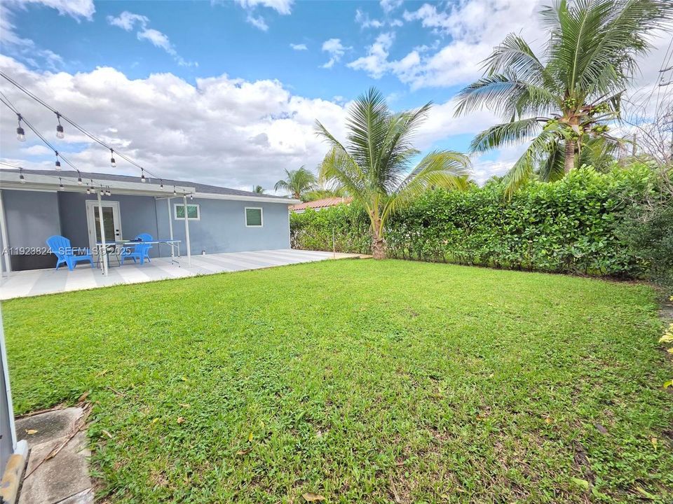 For Rent: $3,300 (3 beds, 2 baths, 982 Square Feet)