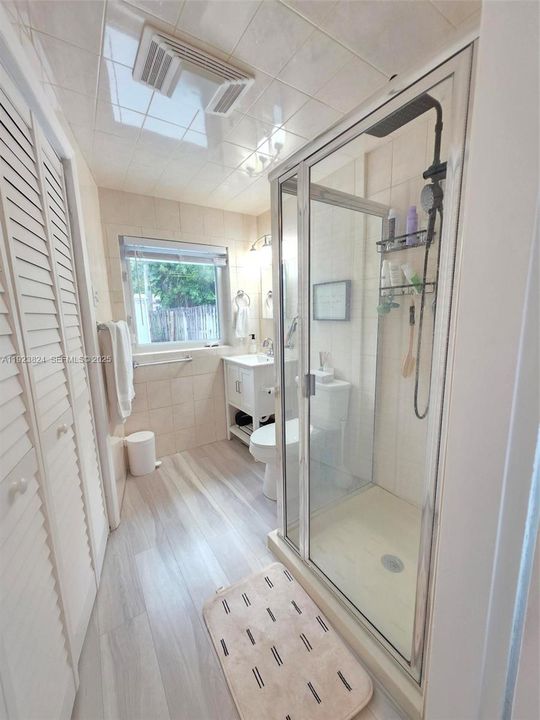 For Rent: $3,300 (3 beds, 2 baths, 982 Square Feet)