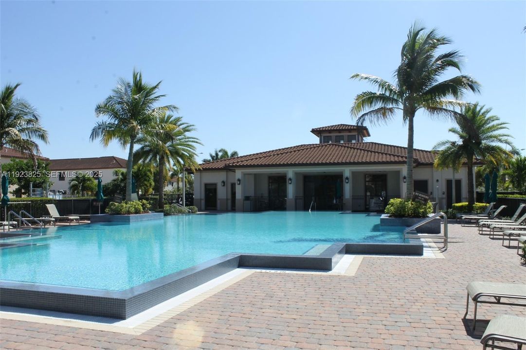 For Rent: $2,999 (3 beds, 2 baths, 1549 Square Feet)