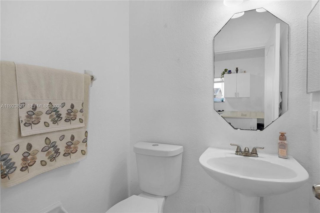 На продажу: $425,000 (3 спален, 2 ванн, 1295 Квадратных фут)