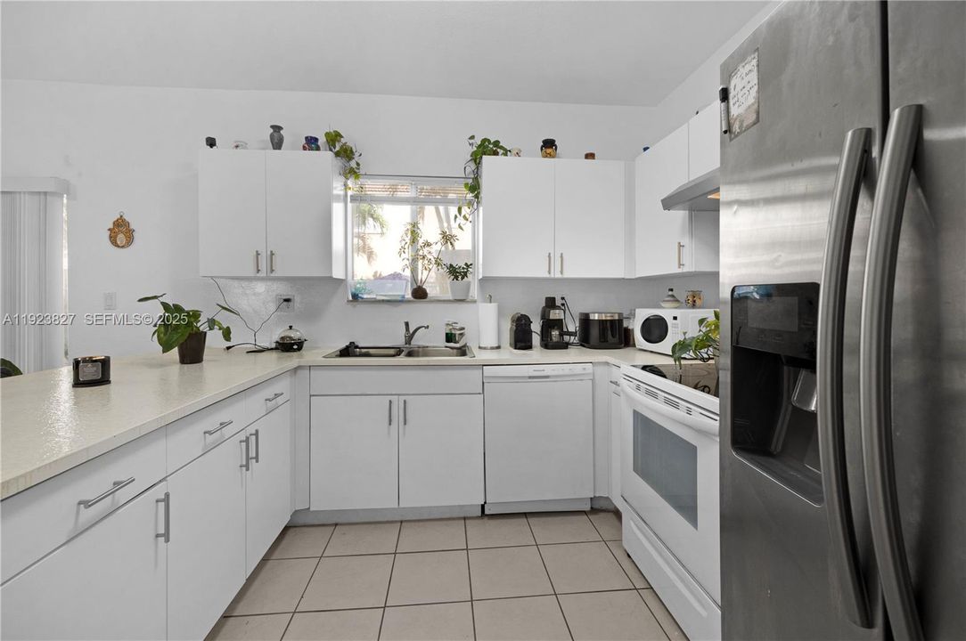 На продажу: $425,000 (3 спален, 2 ванн, 1295 Квадратных фут)