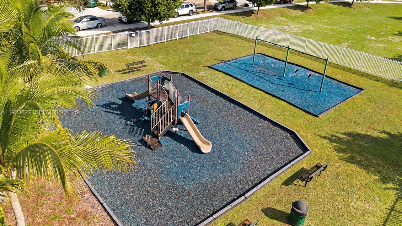 На продажу: $425,000 (3 спален, 2 ванн, 1295 Квадратных фут)