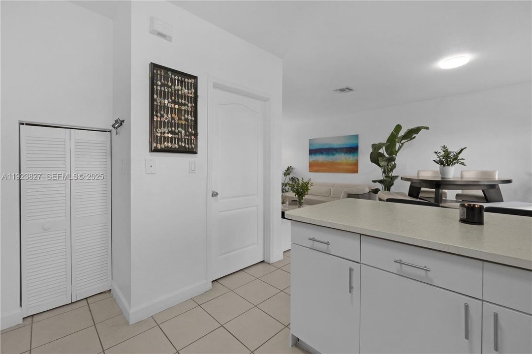 На продажу: $425,000 (3 спален, 2 ванн, 1295 Квадратных фут)